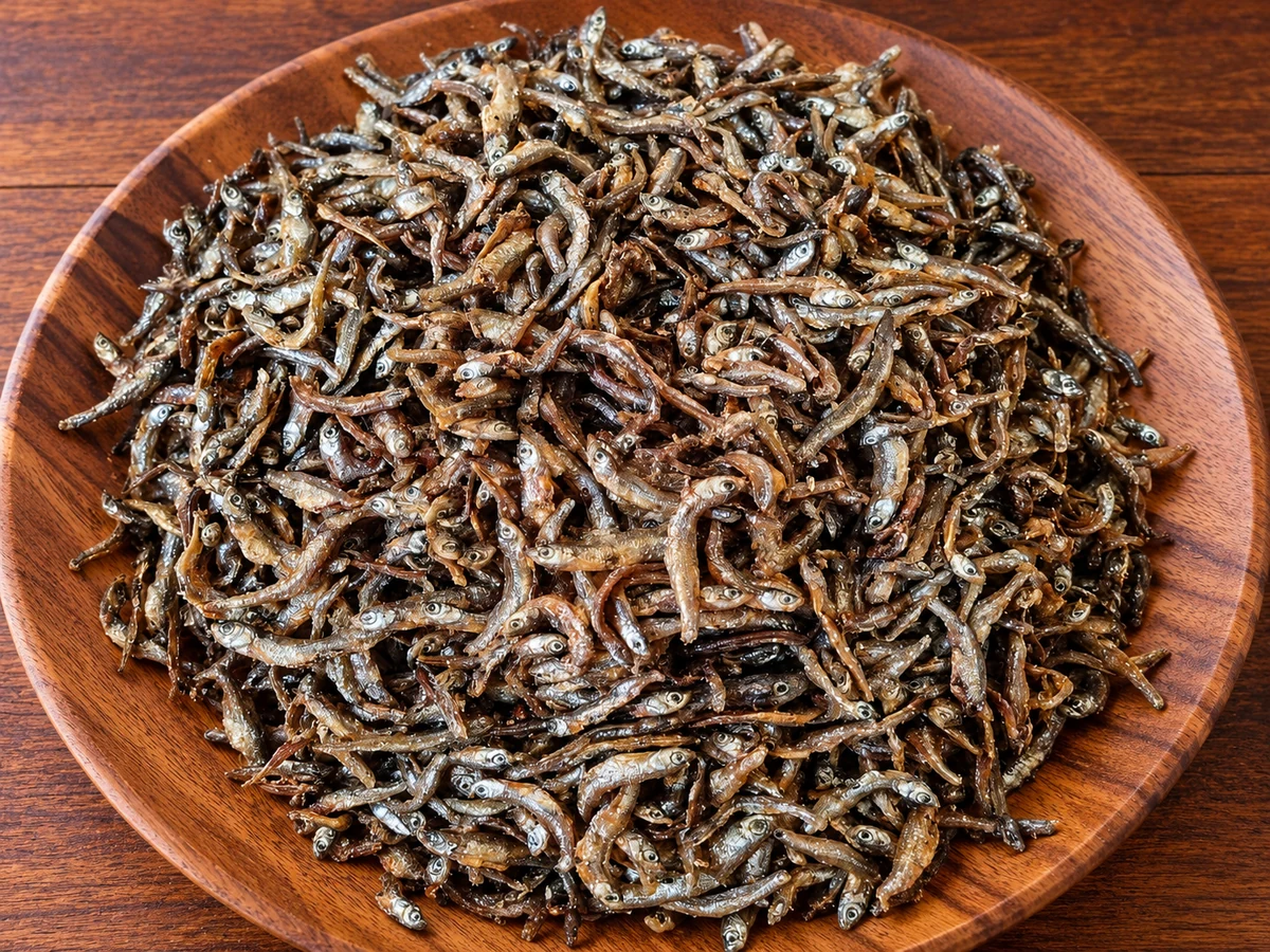 Deep-fried omena on a wooden plate
